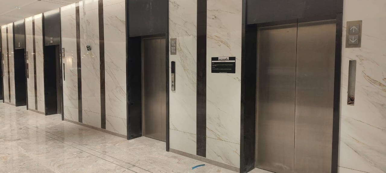 https://api.cohubindia.com/assets/uploads/20240424/wework-raheja-mindspace-lift.jpeg