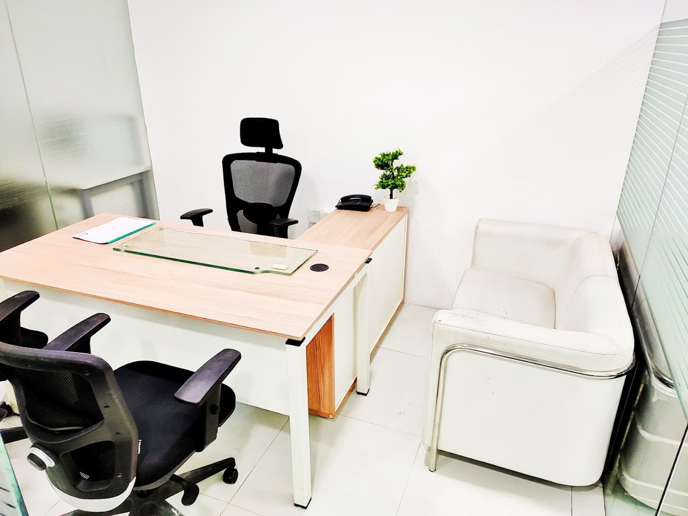uploads/20240824/Lucknow_meeting_room.jpeg