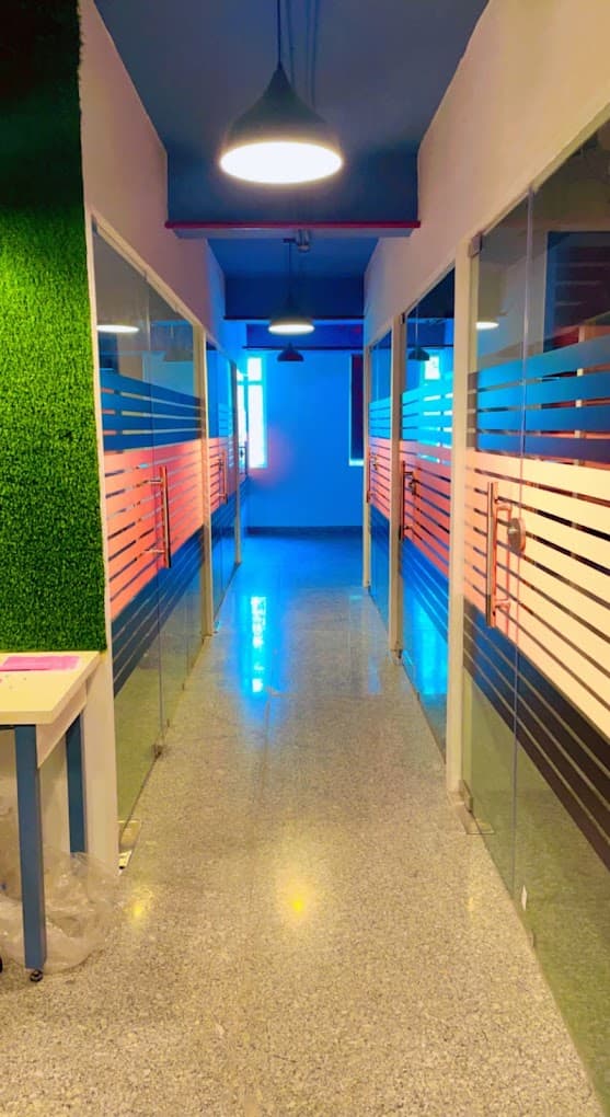 https://api.cohubindia.com/assets/uploads/20240913/Noida_meeting_room.jpg