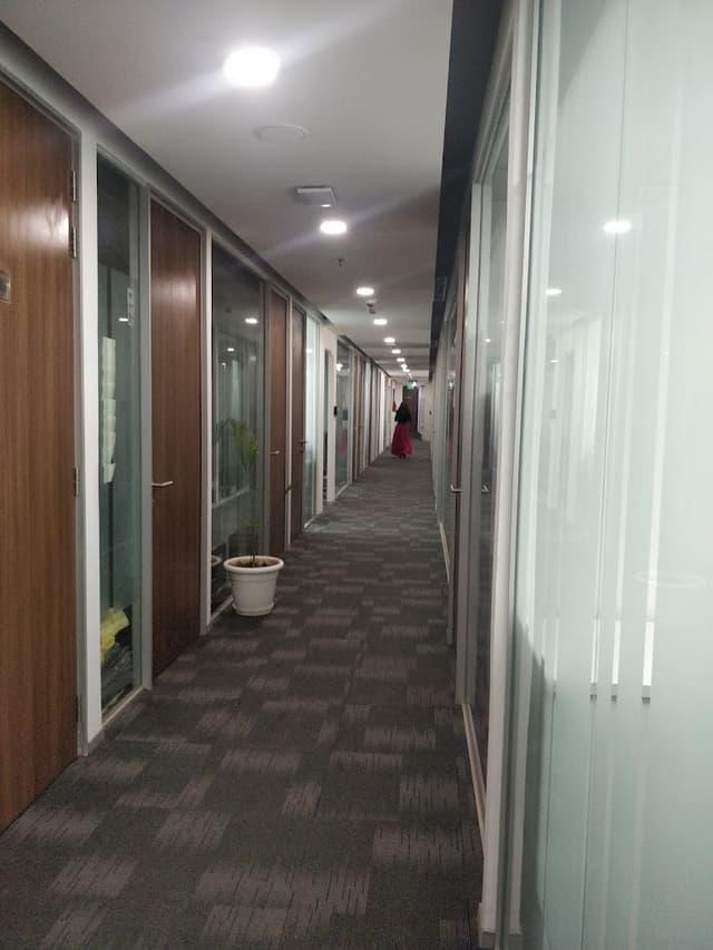Regus, Logix City Center Mall, Sector-32