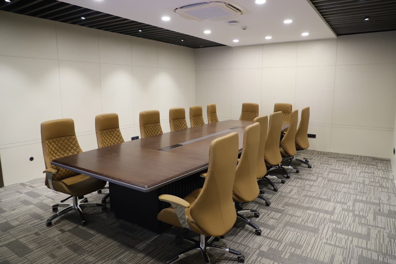 https://api.cohubindia.com/assets/uploads/20240922/Noida_meeting_room.JPG