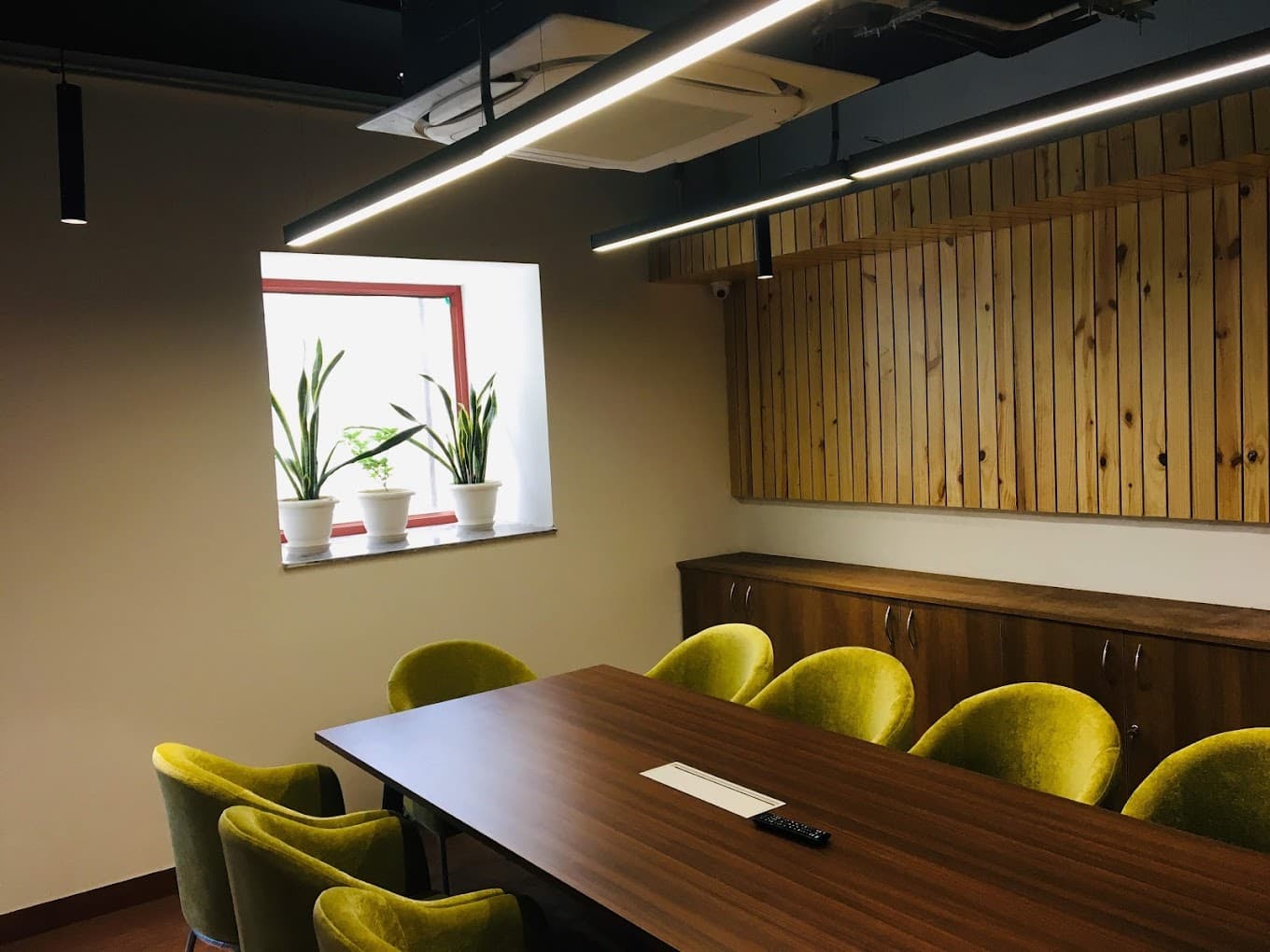 https://api.cohubindia.com/assets/uploads/20240924/Qbicals_H_Block_Coworking_Sector_63_in_Noida.jpg